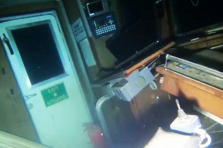 Bursa'da batan geminin i&ccedil;indeki aramalar g&ouml;r&uuml;nt&uuml;lendi