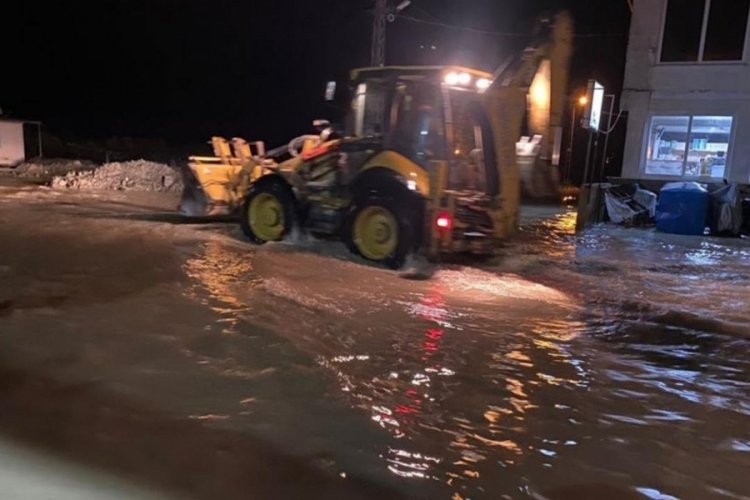 Hatay'da sağanak: Yollar g&ouml;le d&ouml;nd&uuml;, seralar su altında kaldı