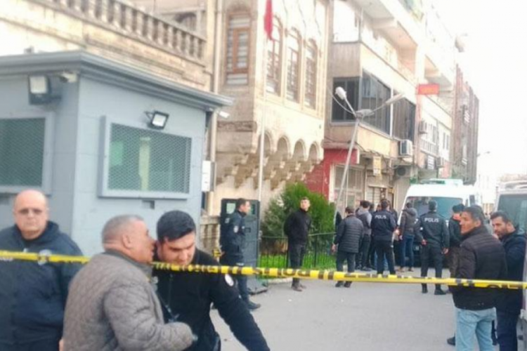 Şanlıurfa'da boşanma aşamasındaki eşini &ouml;ld&uuml;r&uuml;l&uuml;p, sonra kendini vurdu