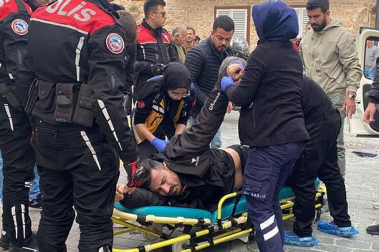 Antalya'da yol verme kavgasında motosiklet s&uuml;r&uuml;c&uuml;s&uuml; silahla vuruldu!