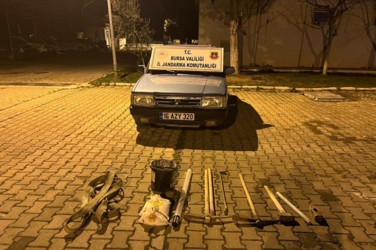 Bursa'da kaya mezarını asitle eritmeye çalışan 3 kişi tutuklandı