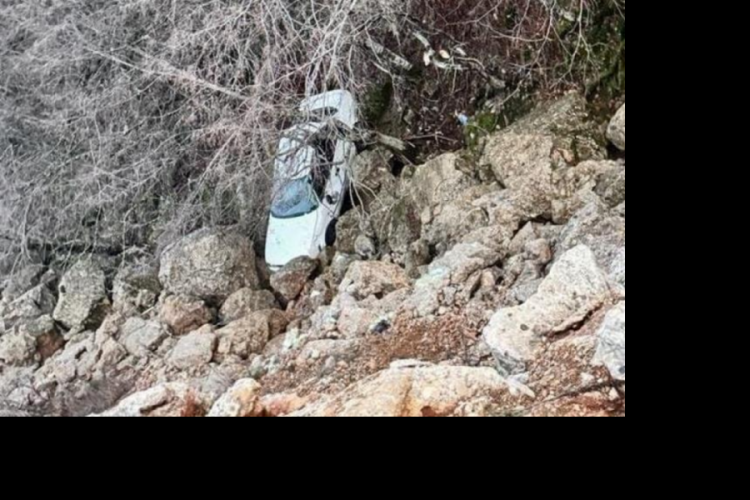 Adana'da otomobil u&ccedil;uruma yuvarlandı! Yaralılar var
