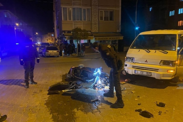 Balıkesir G&ouml;nen'de trafik kazasında motosiklet s&uuml;r&uuml;c&uuml;s&uuml; yaralandı