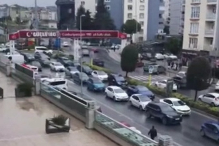İstanbul'da yolu kapatıp halay &ccedil;ektiler!