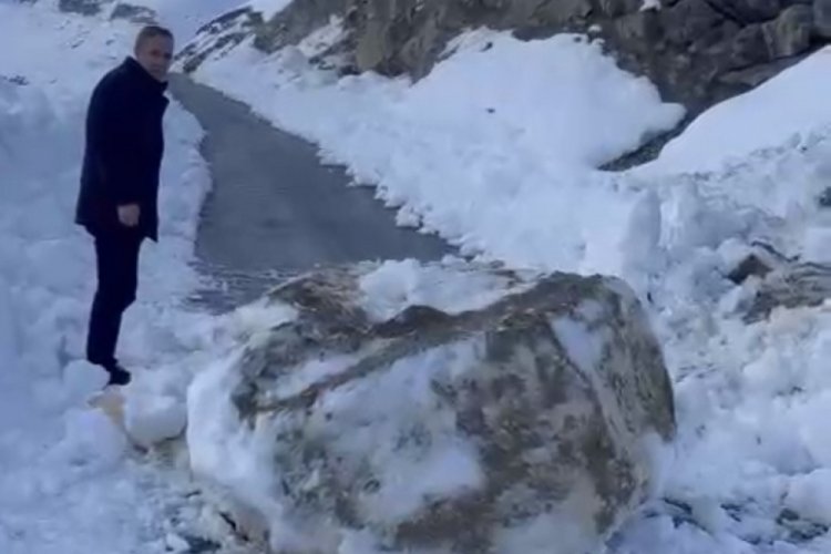 Hakkari'de seyir halindeyken &ouml;l&uuml;mden kıl payı kurtuldular!