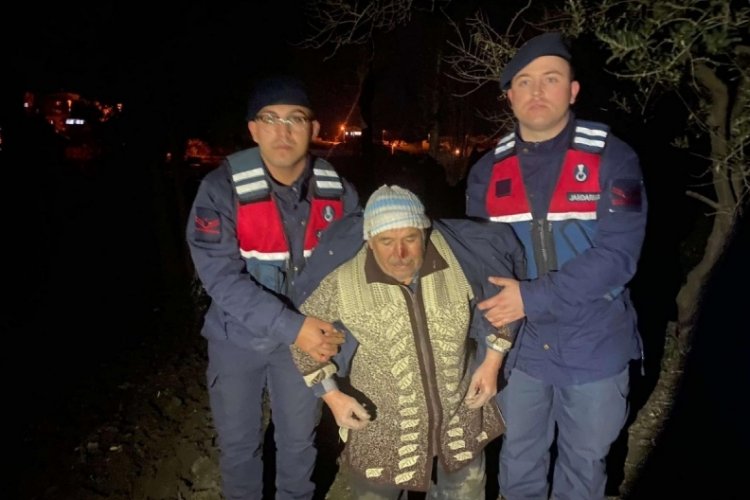 Bursa'da jandarma ekipleri kaybolan alzheimer hastası yaşlı adamı bularak ailesine teslim etti