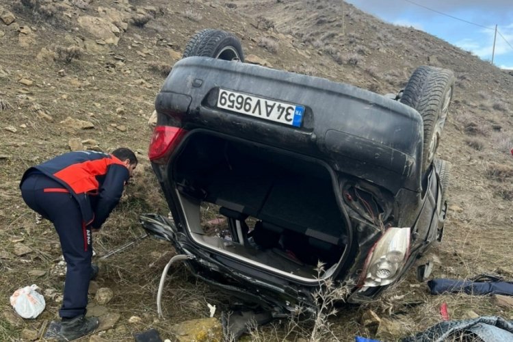 Muş'ta kontrolden &ccedil;ıkan otomobil takla attı