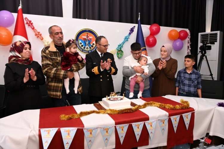 TCG Bayraktar Amfibi Gemisi'nde doğan bebeklerin doğum g&uuml;n&uuml; kutlandı
