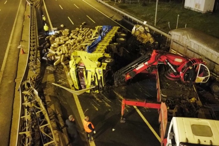 Tır ile kamyon &ccedil;arpıştı, otoyol trafiğe kapandı