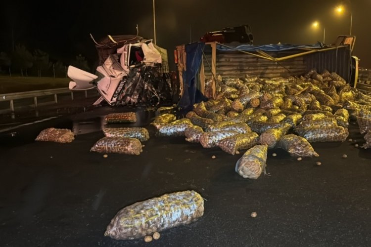Patates y&uuml;kl&uuml; kamyon devrildi: Bolu Dağı ge&ccedil;işi trafiğe kapandı