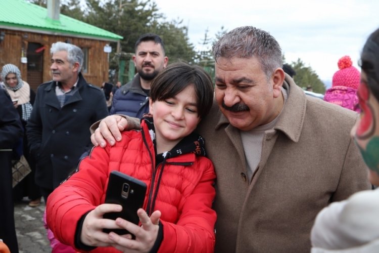 Anne ve &ccedil;ocukların Paland&ouml;ken'de kızak keyfi