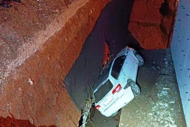 Menfeze d&uuml;şen otomobildeki 3 kişi yaralandı