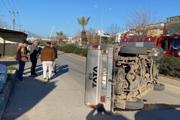 Antalya'da pikap s&uuml;r&uuml;c&uuml;s&uuml; kazadan yara almadan kurtuldu
