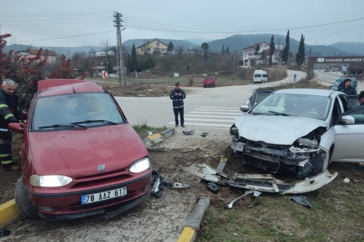 Karab&uuml;k'te sıkışan s&uuml;r&uuml;c&uuml;y&uuml; itfaiye ekipleri kurtardı