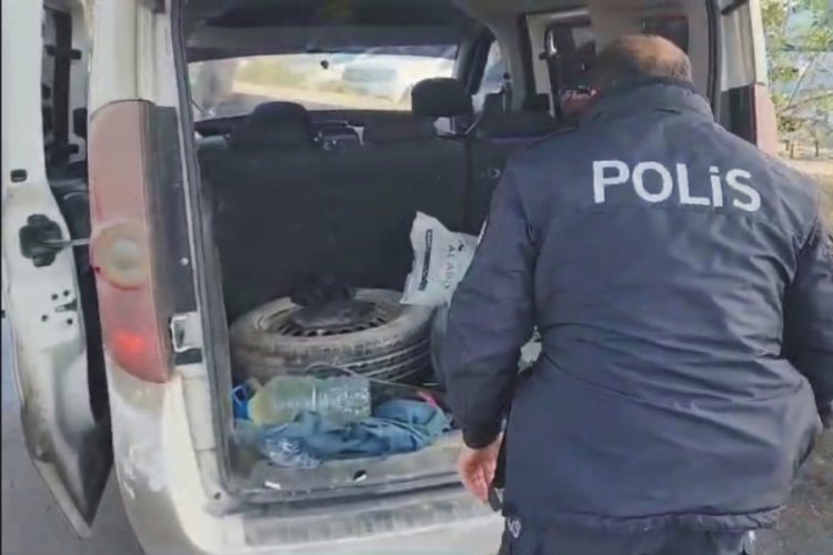 Osmaniye'de polisten ka&ccedil;tıkları ara&ccedil;tan ka&ccedil;ak g&ouml;&ccedil;menler &ccedil;ıktı
