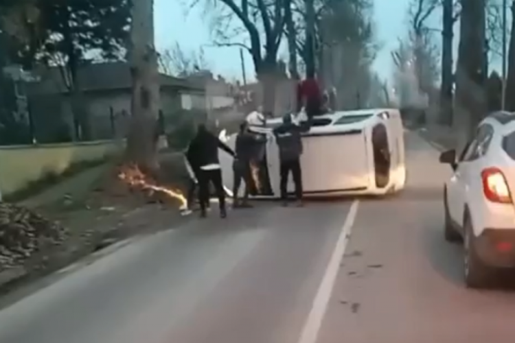 Yalova'da ağaca &ccedil;arpan hafif ticari ara&ccedil; devrildi