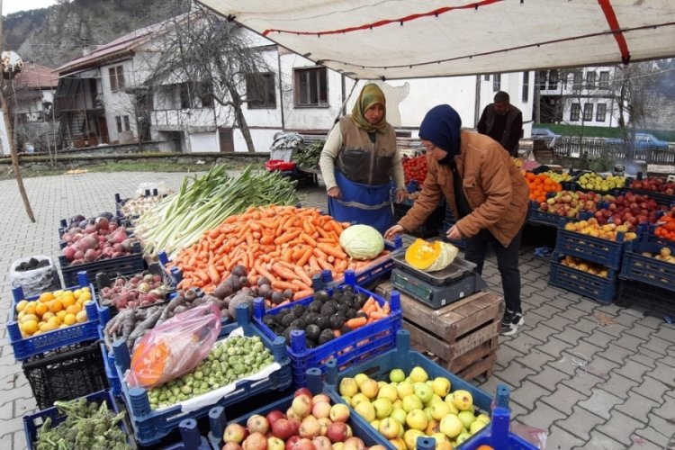 18 yaşındaki gen&ccedil; kız 7 yaşından beri pazar tezgahının başında