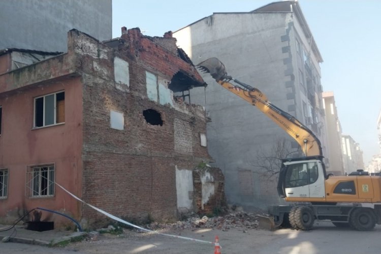 Bursa'da 3 katlı metruk bina yıkıldı