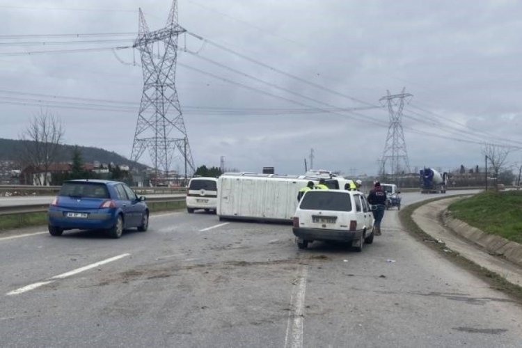 Sakarya'da minib&uuml;s devrildi: 4 yaralı