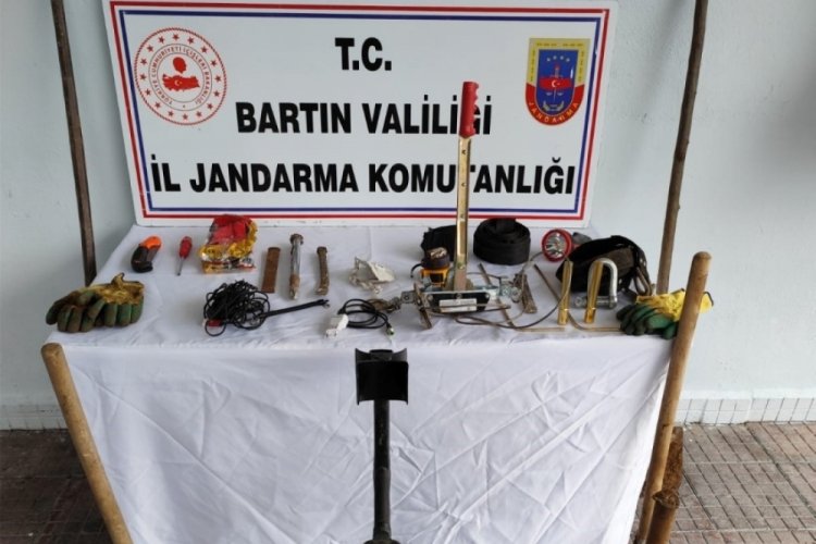 Bartın'da hazine ararken, jandarma buldular