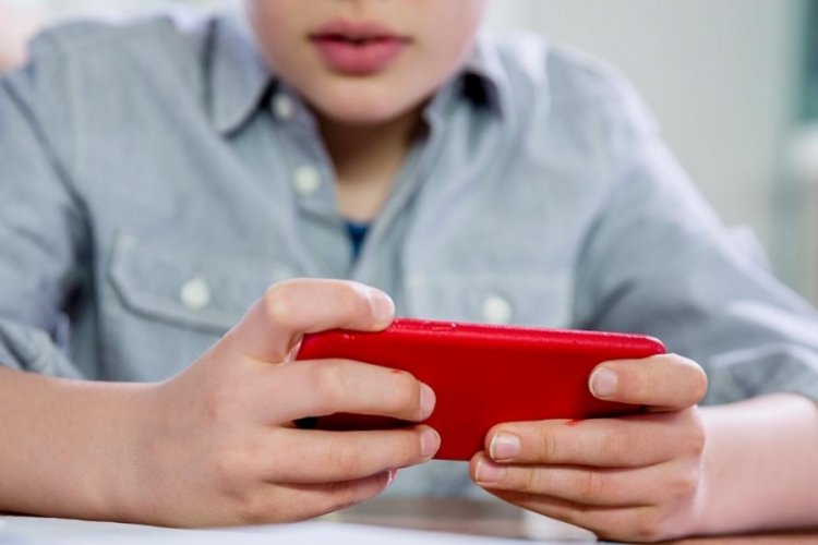 İngiltere, &ouml;ğrencilerin okullarda cep telefonu kullanımını yasaklayacak
