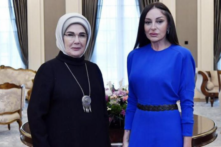 Emine Erdoğan, Aliyev'in eşi Aliyeva ile g&ouml;r&uuml;şt&uuml;