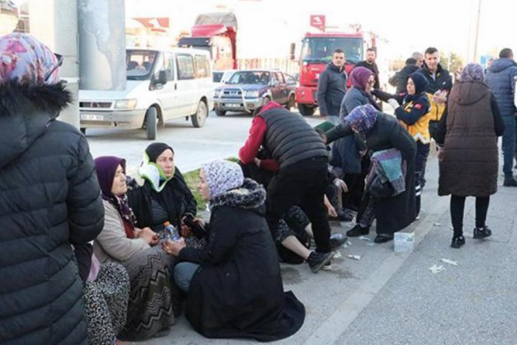 Afyonkarahisar'da iş&ccedil;i servisi ile TIR &ccedil;arpıştı: 14 yaralı