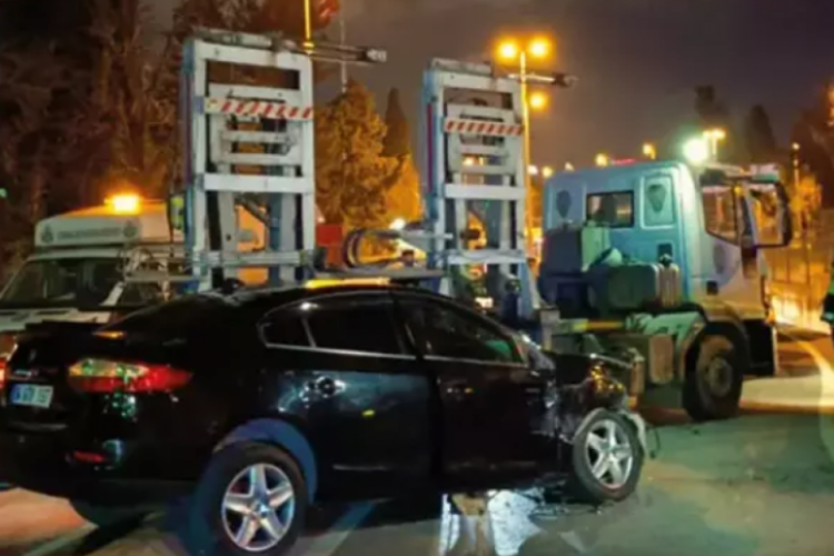Otomobile sıkışan s&uuml;r&uuml;c&uuml;n&uuml;n imdadına itfaiye yetişti