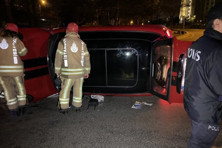 İstanbul'da ref&uuml;je &ccedil;arpan aracın s&uuml;r&uuml;c&uuml;s&uuml; yaralandı