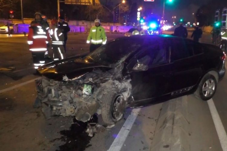 İstanbul'da makas atan ara&ccedil; ref&uuml;je &ccedil;arptı