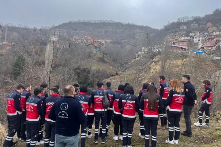 Heyelanın olduğu b&ouml;lgede afet dersi işlediler