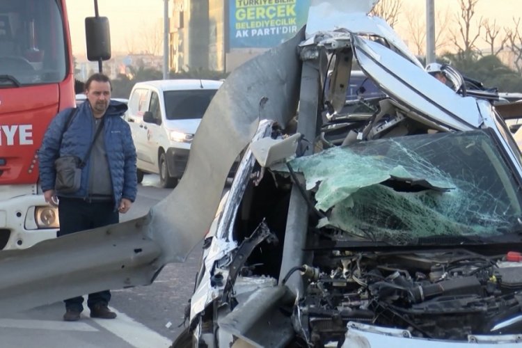 İstanbul'da otomobil bariyerlere &ccedil;arptı!