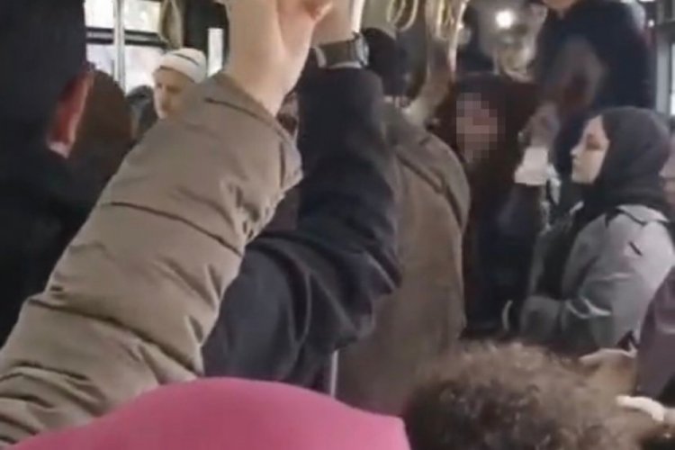 Otob&uuml;ste 2 kadının sa&ccedil; baş birbirine girdiği kavga kamerada
