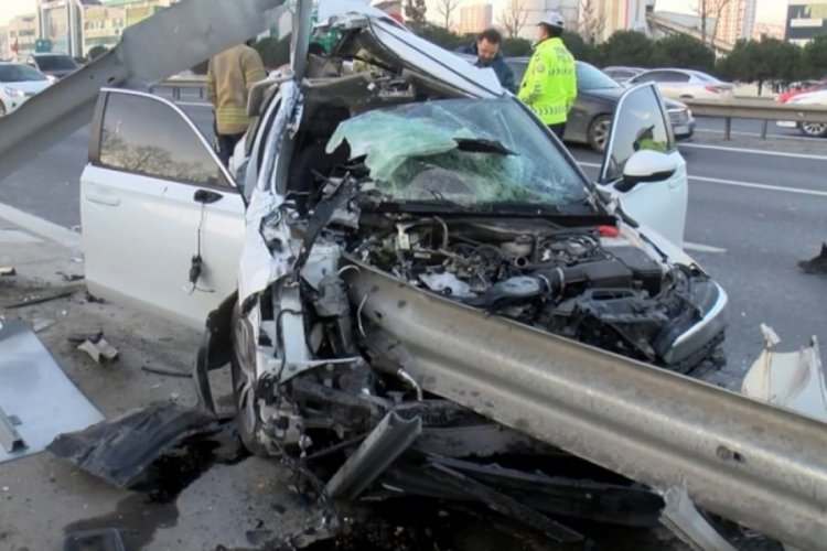 İstanbul'da feci kaza: Bariyer aracın &ouml;n&uuml;nden girip tavanından &ccedil;ıktı