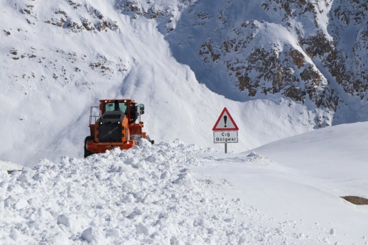 Van'da Bah&ccedil;esaray karayolunda &ccedil;ığ riski nedeniyle &ccedil;alışmalara ara verildi