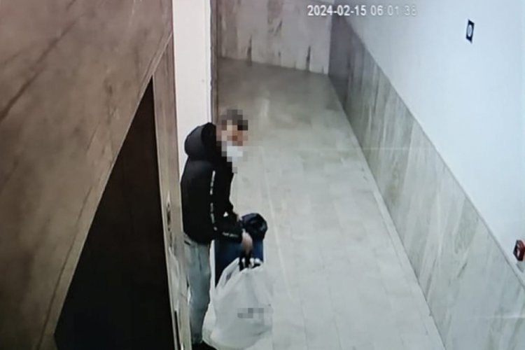Kapı &ouml;n&uuml;ndeki ayakkabıları &ccedil;alan hırsız kameraya yansıdı