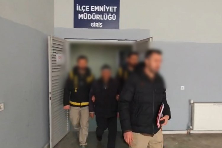Diyarbakır'da camide &ccedil;ocuklara sinirlenip, bı&ccedil;ak &ccedil;eken şahıs adliyeye sevk edildi