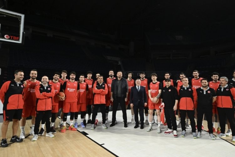 Bakan Bak'tan A Milli Erkek Basketbol Takımı'na destek