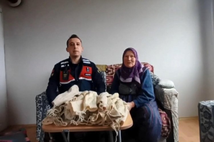 Askerler i&ccedil;in &ccedil;orap &ouml;r&uuml;p Sarışkamış'ta g&ouml;rev yapan Mehmet&ccedil;ik'e g&ouml;nderdi