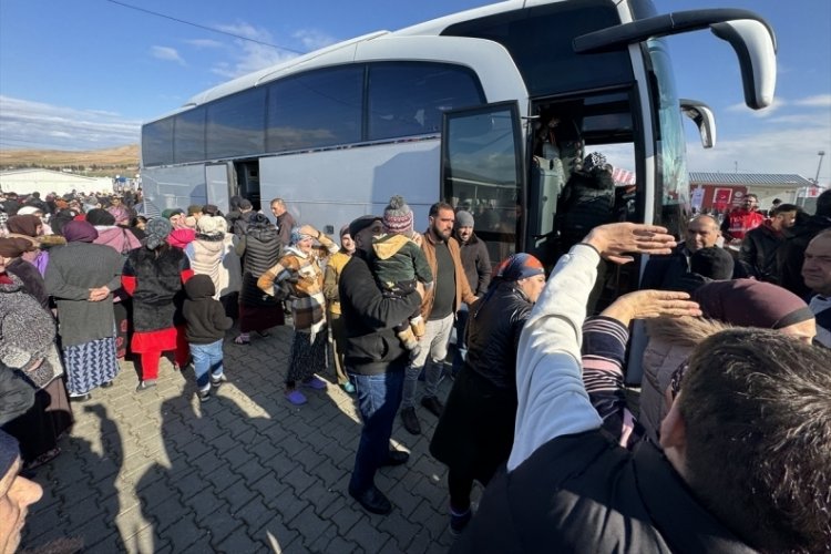 Elazığ'da misafir edilen 218 Ahıska T&uuml;rk&uuml; aile kalıcı iskanları i&ccedil;in Ahlat'a uğurlandı