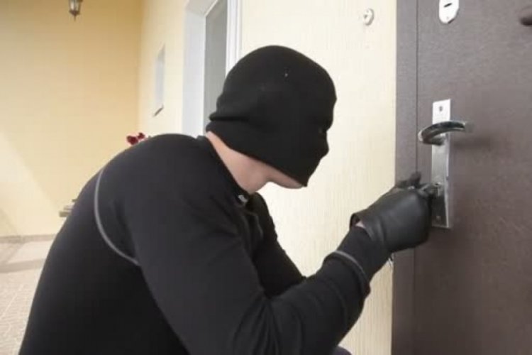 Samsun'da evden hırsızlık yapan 2 ş&uuml;pheli tutuklandı