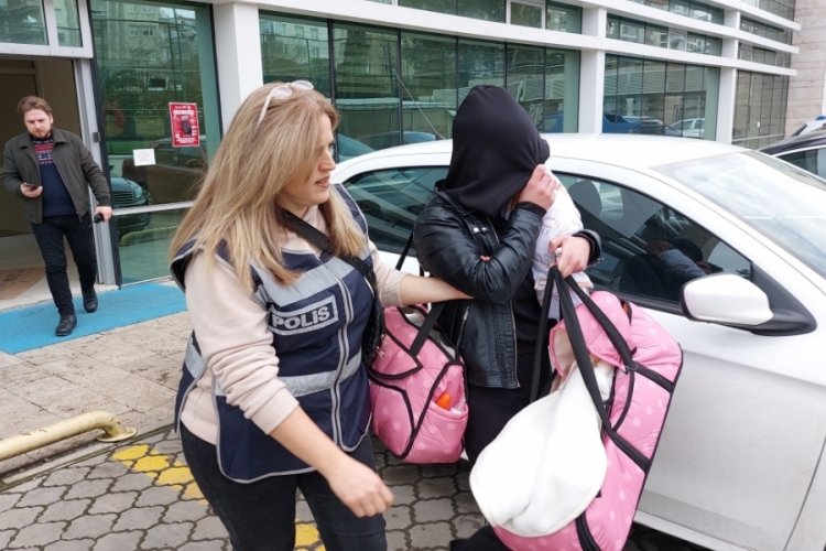 Samsun'da kadın hırsız kucağında 3 aylık kızı ile birlikte cezaevine g&ouml;nderildi