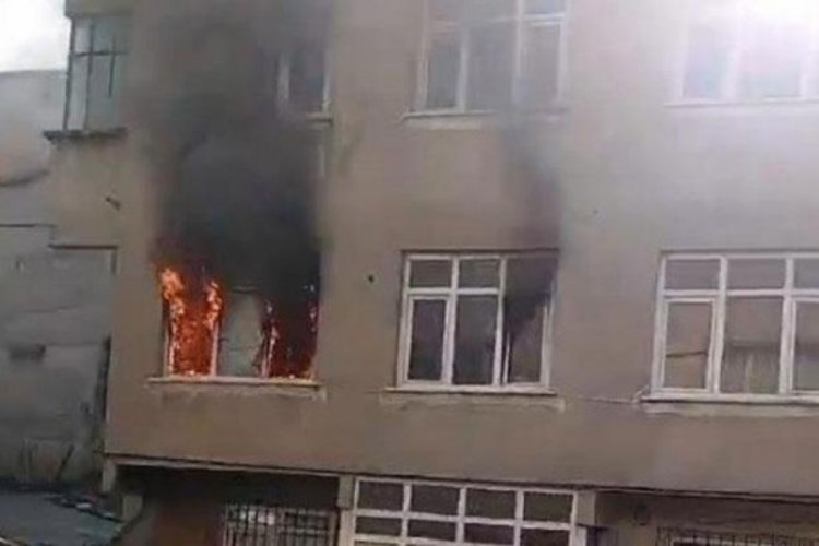 İstanbul'da 2 katlı evde yangın &ccedil;ıktı