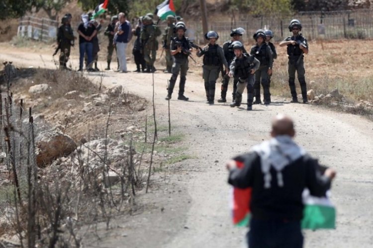 İsrail g&uuml;&ccedil;leri, işgal altındaki Batı Şeria'da 20 Filistinliyi daha g&ouml;zaltına aldı