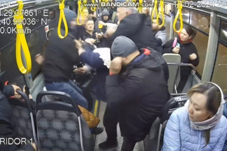 İstanbul'da otob&uuml;ste yer isteyen kadına yumruklu saldırı