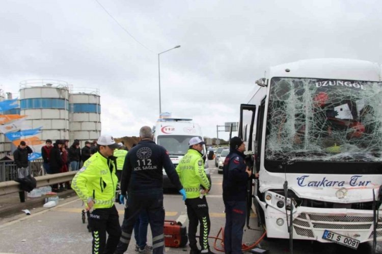 Ma&ccedil;a giden taraftarları taşıyan midib&uuml;s tıra &ccedil;arptı: Yaralılar var