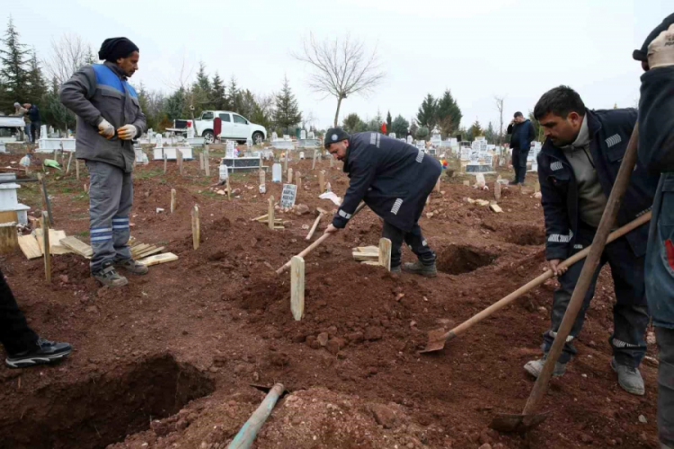 Eskişehir'de &ccedil;&ouml;pl&uuml;kte bulunan bebek cesedi kimsesizler mezarlığında defnedildi