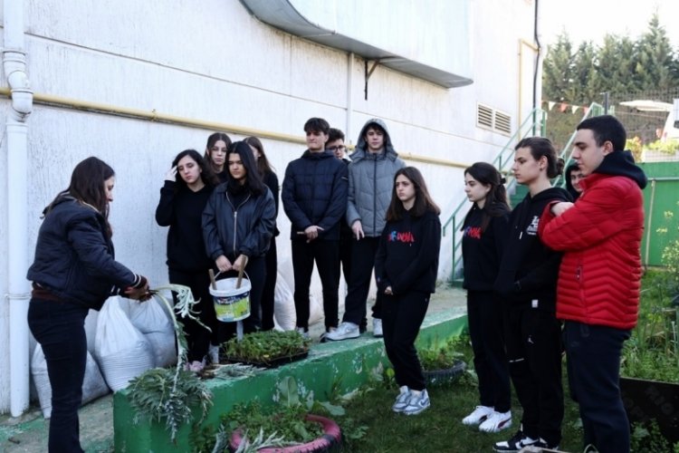 Bursa'da &ouml;ğrenciler enginar ve &ccedil;ilek fidelerini toprakla buluşturdu