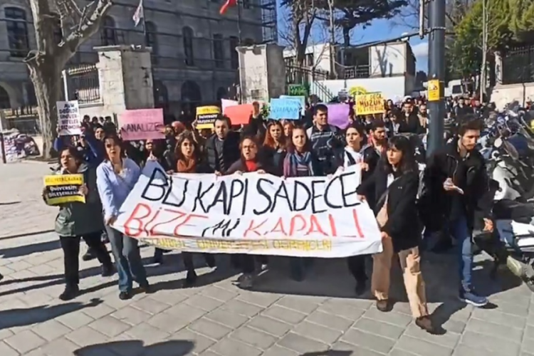 İstanbul &Uuml;niversitesi &ouml;ğrencileri protesto i&ccedil;in bir araya geldi!