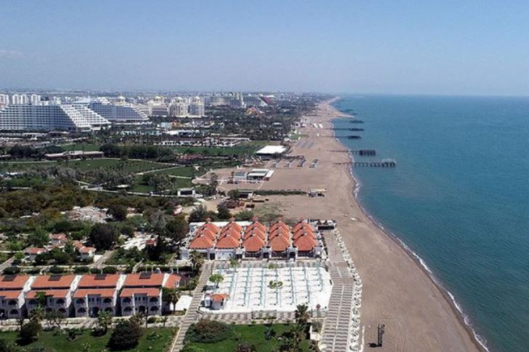 Antalya'da tatil yapmak isteyen iki erkek arkadaş hayatının şokunu yaşadı!